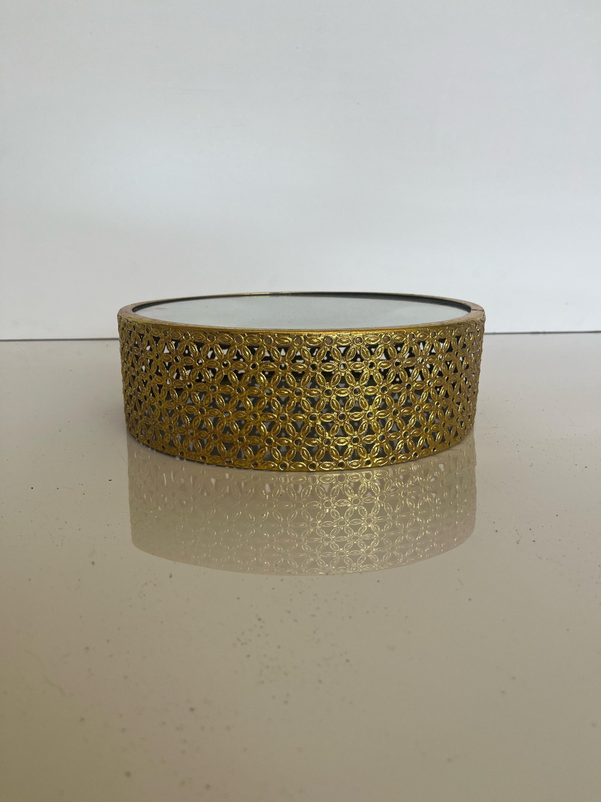 Mirror stand for cakes etc